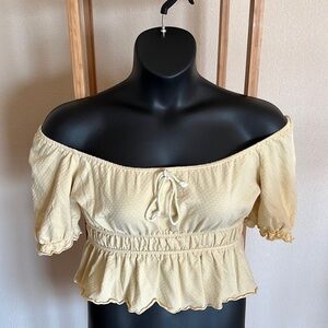 Boutique Pale-Yellow off the shoulder blouse. perfect for the beach or w jeans!
